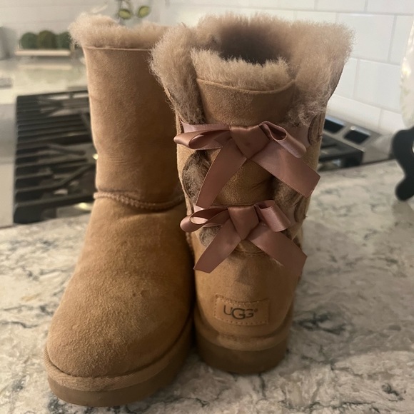 rose gold bailey bow uggs - Picture 3 of 3